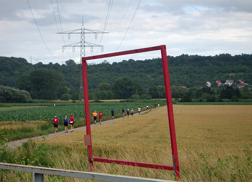 Kunst: Läufer im roten Rahmen